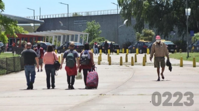Grupo de taxistas se declara en alerta y amenaza con interrumpir el servicio en la terminal y el aeropuerto