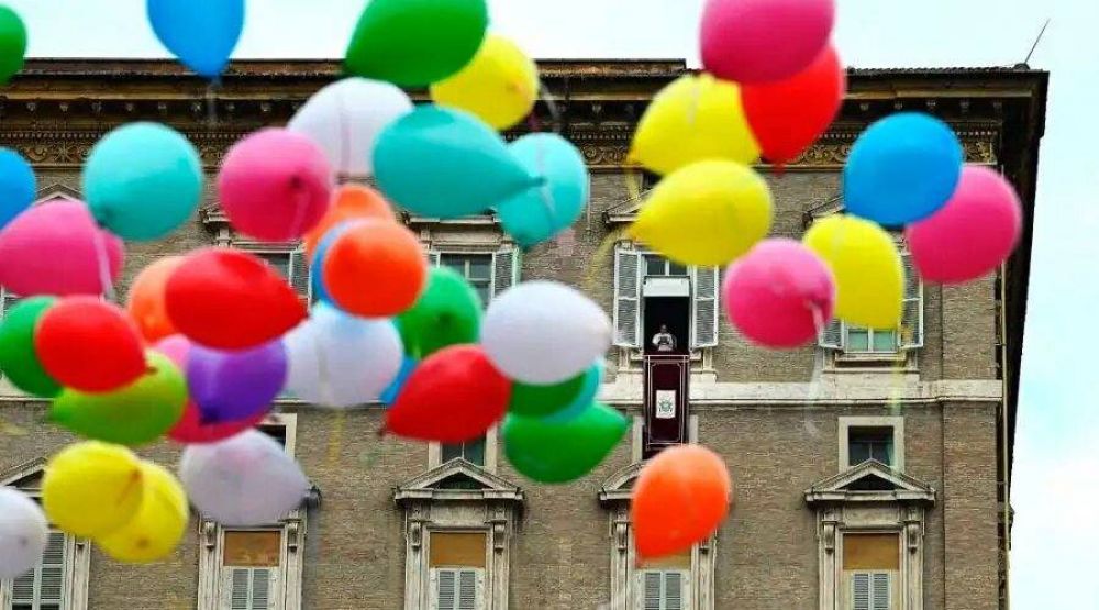 �Por qu� el Vaticano se llen� de globos de colores este domingo?
