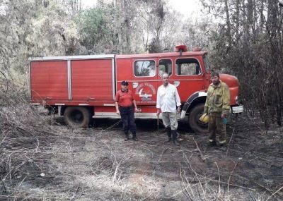 Contin�a el trabajo de bomberos y polic�as para apagar los incendios registrados en algunas localidades
