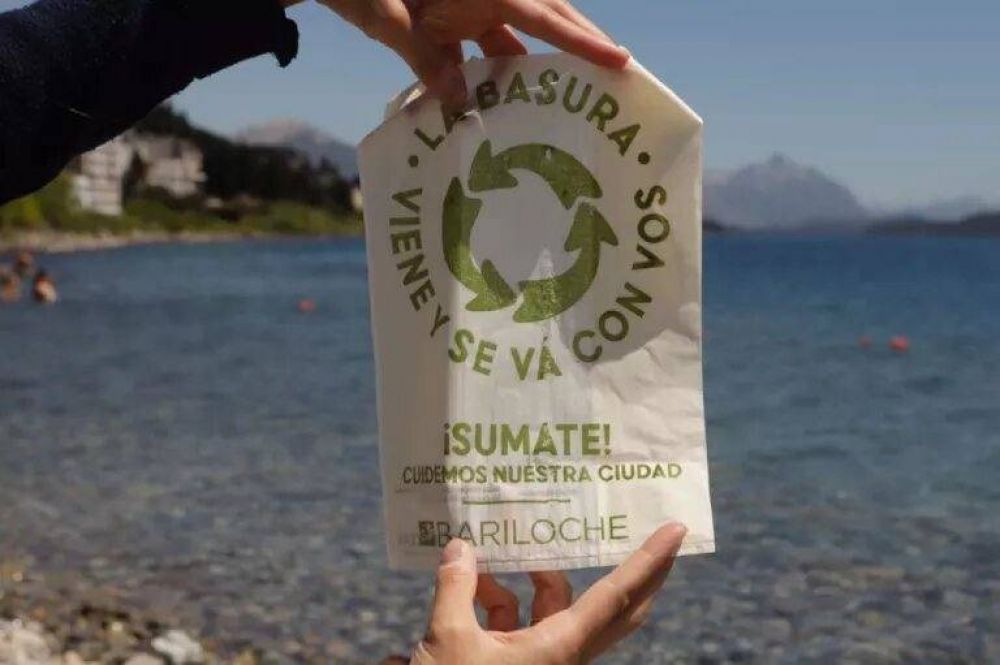 Entregan bolsas biodegradables para volver con la basura de las playas