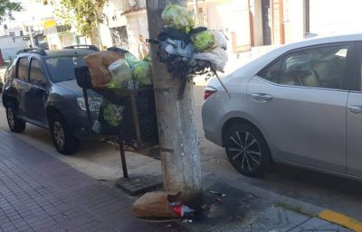MUNICIPIO – BASURA: Tomaron unilateral decisión que no dieron a conocer y no retiran la basura domiciliaria de cestos en postes de luz