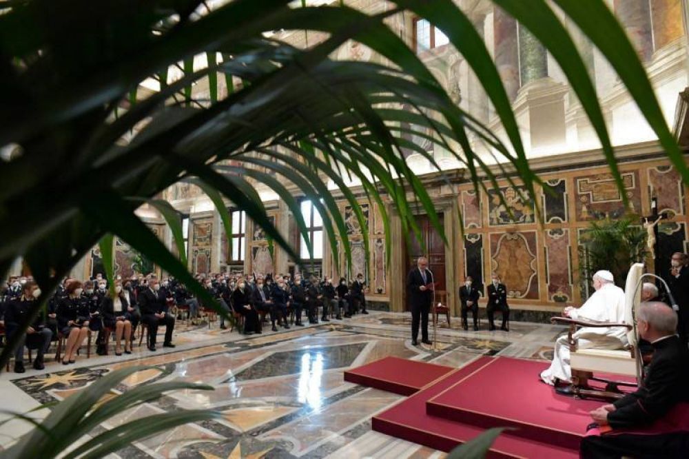Traten a los peregrinos y turistas como los trata Dios, aunque a veces sean pesados: el Papa a cuerpo de seguridad