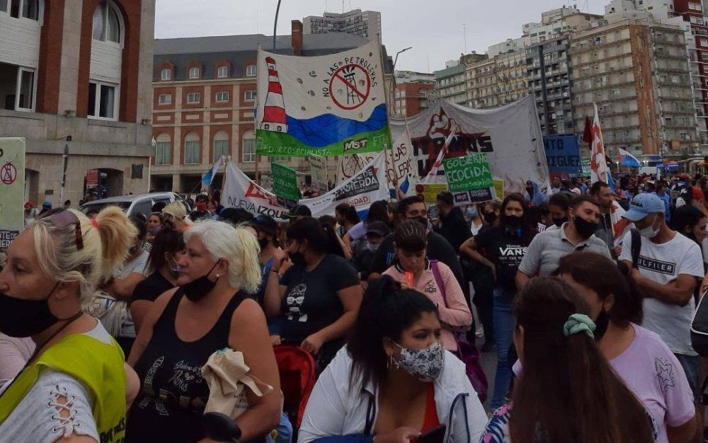 Masiva movilizaci�n en Mar del Plata en contra de la explotaci�n petrolera
