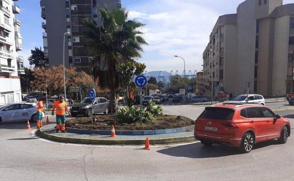 Urbaser realiza trabajos de mejora en las rotondas �gemelas� de San Jos� Artesano