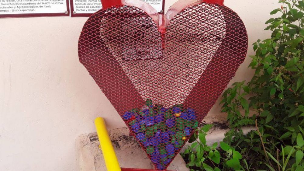 Instalaron un corazón de metal para reciclar tapas de plástico en el Hospital Materno Infantil