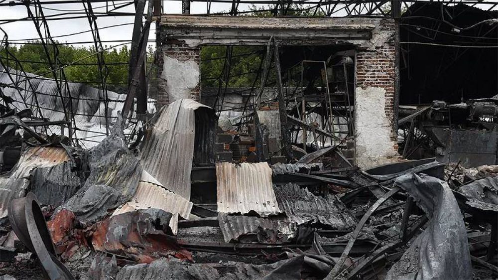 Se incendi una fbrica de plsticos en Moreno