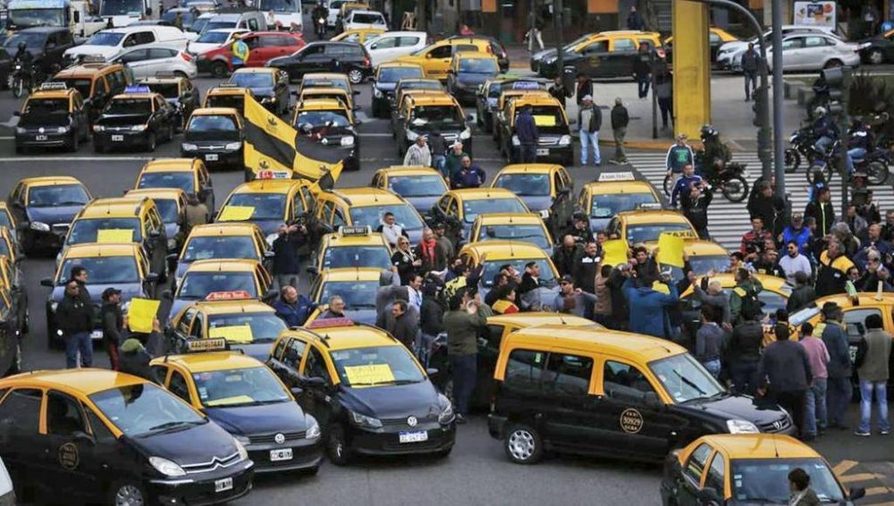 Taxistas porteos piden que se declare la emergencia de la actividad y hablan de un combo fatal