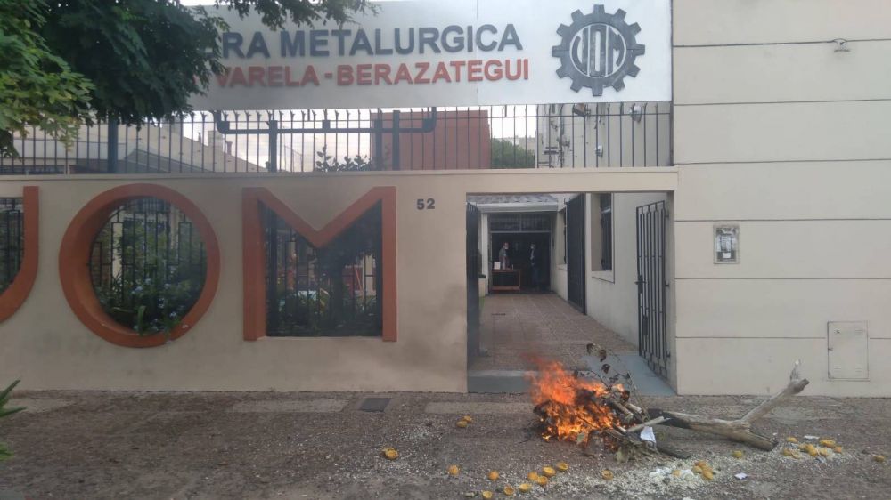 A un mes de la eleccin en la UOM Quilmes, trabajadores de Gri Calvio le tomaron la sede al Barba Gutirrez y lo acusan de pactar con la empresa
