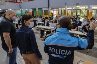 Mayra se mostró con el Secretario de Seguridad en examen a aspirantes a ingresar a la escuela de la policía de Quilmes
