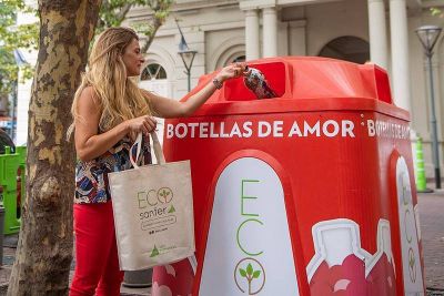 San Fernando instaló una nueva campana para recolección de ‘botellas de amor’ en la Plaza Mitre