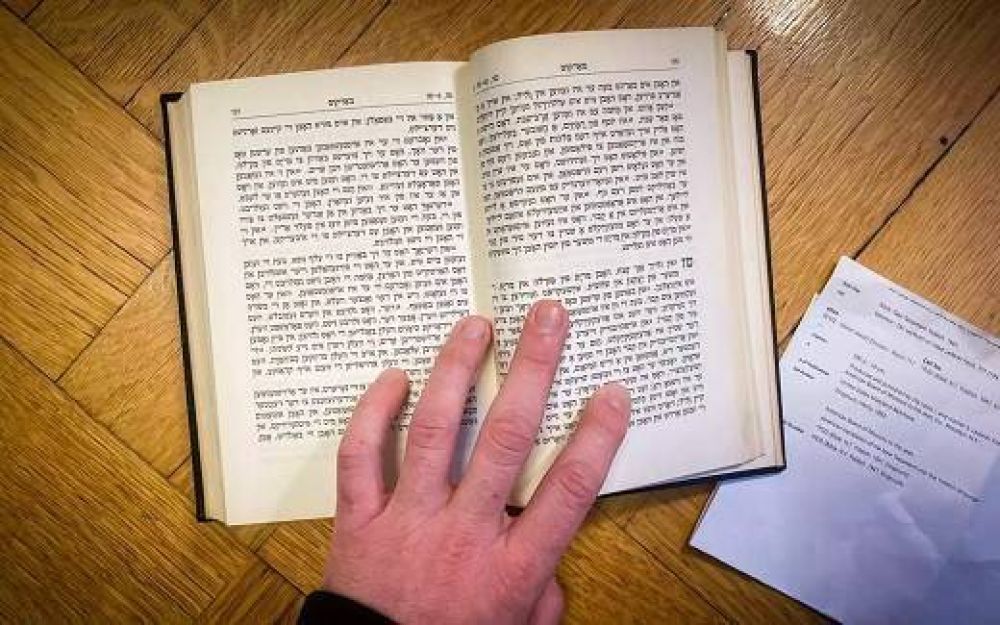 Misioneros cristianos ofrecen Biblias en yiddish a ultraortodoxos de Nueva York para lograr su conversión