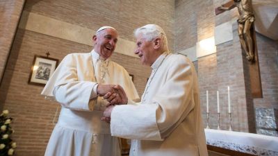Francisco muestra su «pleno apoyo» a Benedicto XVI