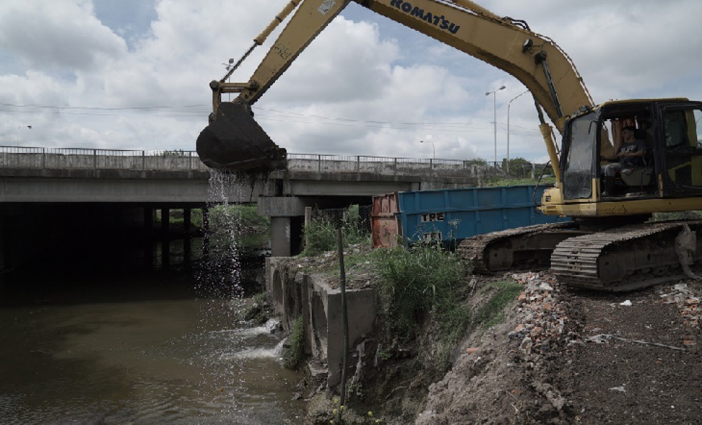 La ACuMaR contin�a con la limpieza de arroyos cr�ticos en La Matanza