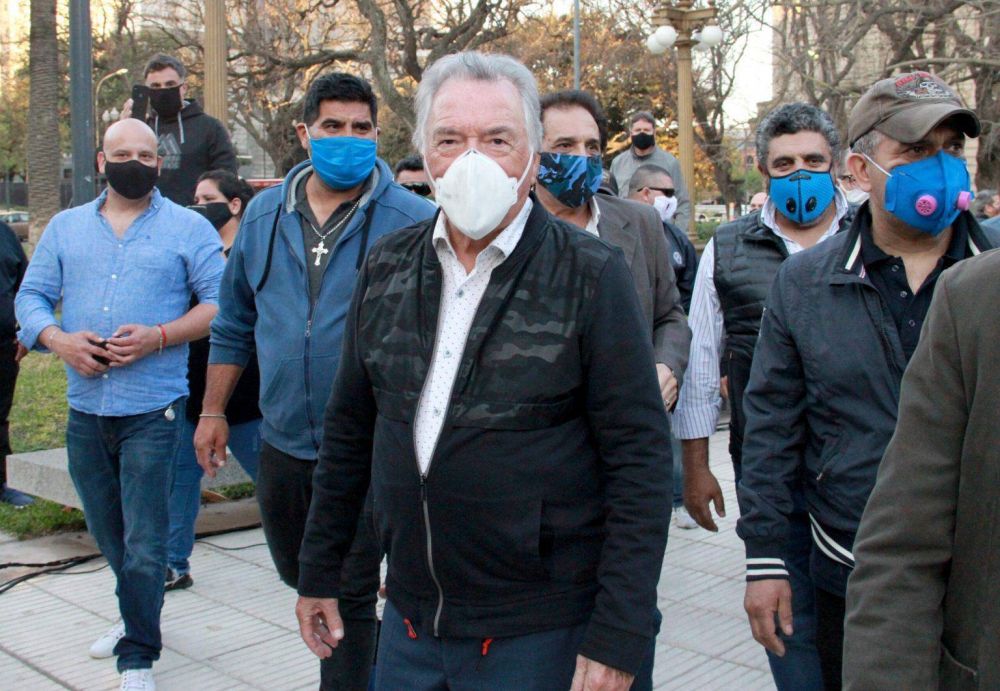 Barrionuevo convoc� a votar el 15 de marzo para definir la nueva conducci�n del gremio gastron�mico porte�o, pero Cama�o todav�a explora la v�a judicial y pone en duda su participaci�n