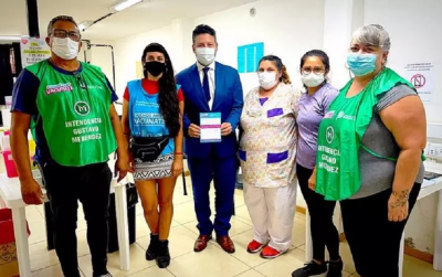 Gustavo Menéndez recibió la tercera dosis de la vacuna contra el covid y agradeció a los trabajadores de la salud
