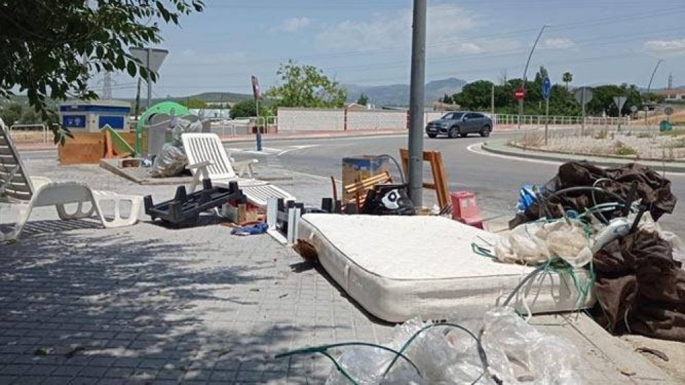 Multas de hasta 1.500 euros y trabajos a la comunidad por arrojar basura en la va pblica de Lucena