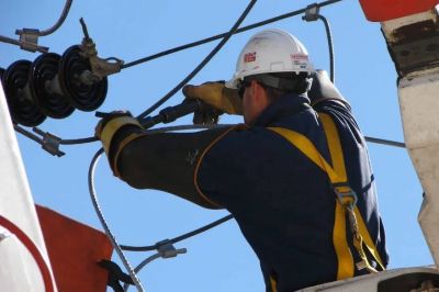 Empresas de electricidad destinan $44.000 millones a un bono por “eficiencia” a sus empleados