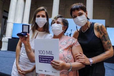 Mayra Mendoza y Raverta entregaron la jubilación n° 100 mil por tareas de cuidado