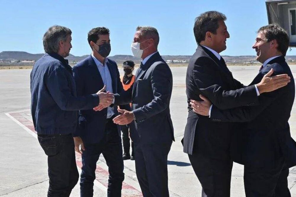 En medio de las internas por el acuerdo con el FMI, M�ximo Kirchner se mostr� con �Wado� De Pedro y Sergio Massa en Chubut
