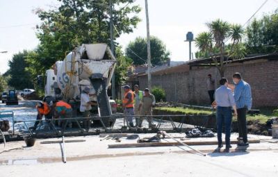 Andrés Watson supervisó nuevos pavimentos y obra hidráulica para el barrio El Rocío