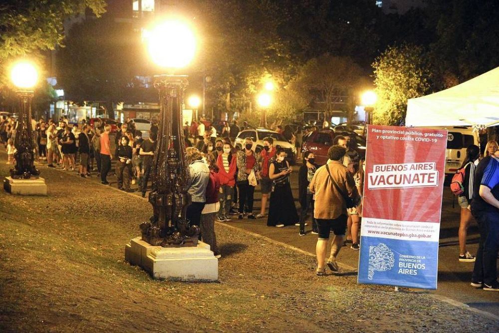 Noche de las Vacunas 2: 634 personas se inmunizaron contra el Covid en Plaza Mitre