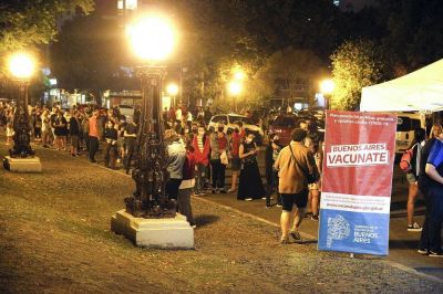 “Noche de las Vacunas 2”: 634 personas se inmunizaron contra el Covid en Plaza Mitre