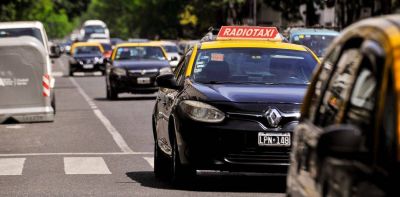 Vuelven a aumentar los taxis en la Ciudad: llaman a audiencia pública para subir la tarifa un 30% en abril