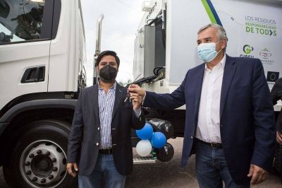 En Caimancito el gobernador Morales entregó un camión para la comuna