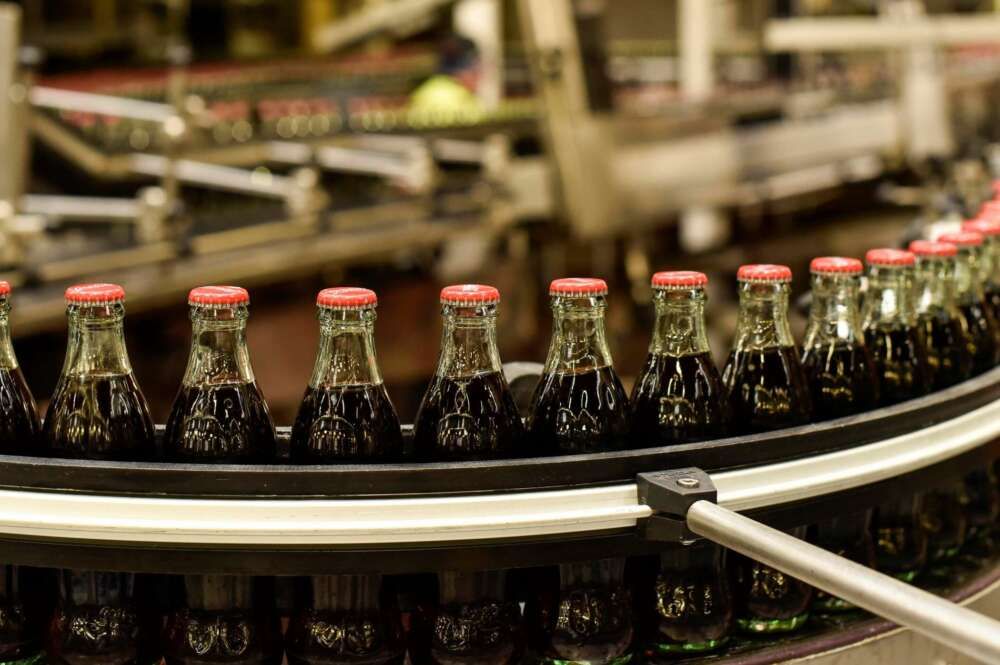 Coca Cola alega responsabilidad con sus empleados para seguir fabricando en Rusia