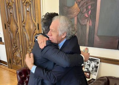 Gustavo Menéndez celebró un convenio a los abrazos con Luis Almagro