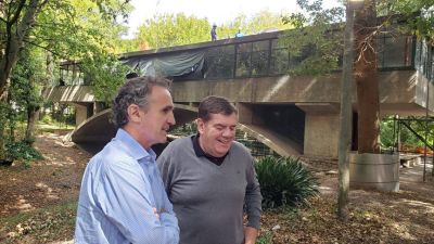 Katopodis recorri� las obras de restauraci�n de la emblem�tica Casa sobre el Arroyo 