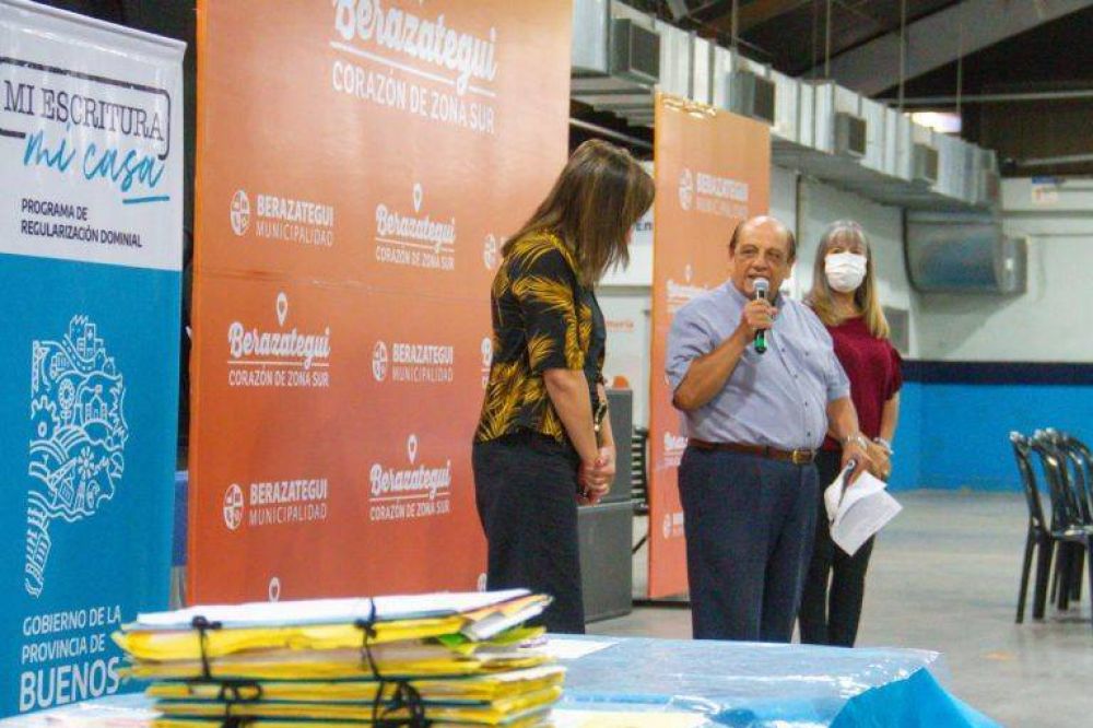 Se firmaron escrituras de propiedad y ttulos de Bien de Familia en Berazategui
