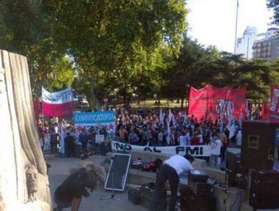 Se replicó en Mar del Plata la movilización de la izquierda contra el acuerdo con el FMI