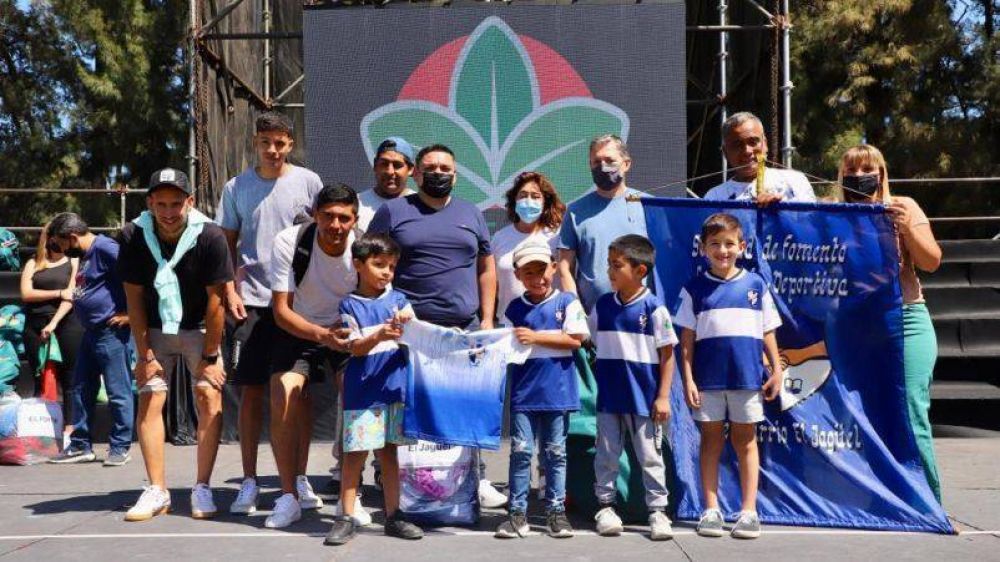 Gray en la apertura del campeonato de la Federaci�n de F�tbol Infantil y Juvenil de Esteban Echeverr�a