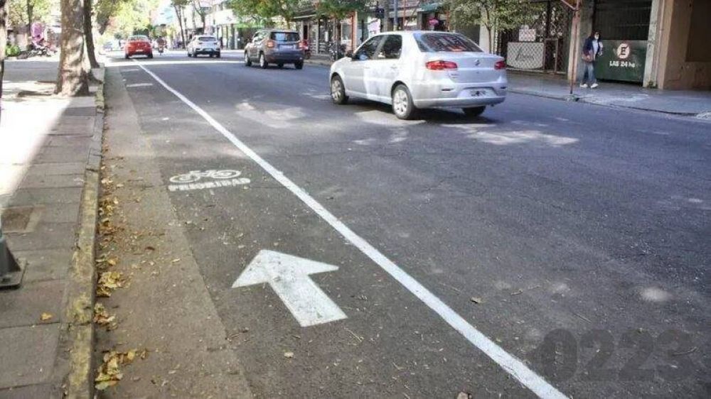 Por la falta de ciclovas, intervienen una calle del centro y demarcan un carril de prioridad para los ciclistas