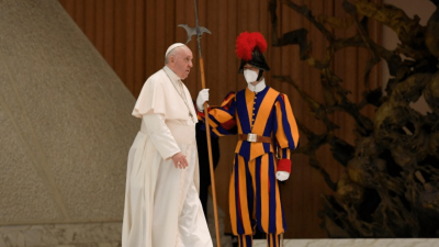 El Papa afirma que el mundo necesita �j�venes fuertes y viejos sabios�