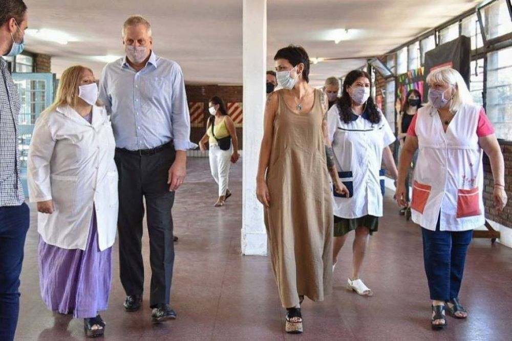 Mayra Mendoza y el ministro Percyk inciciaron el programa 
