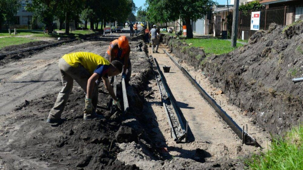 El Municipio contina las obras de cordn cuneta y pavimento en barrios