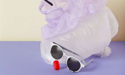 Fabrican anteojos y lámparas con tapitas de gaseosa: “Queríamos una nueva forma de ver el plástico”