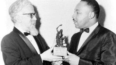 Hoy en la historia judía: Llega a Estados Unidos el teólogo judío que marchó junto a Martin Luther King