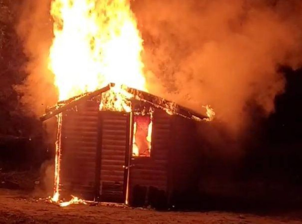 Violento ataque contra ATE en el Bolsn: incendiaron una cabaa durante la madrugada