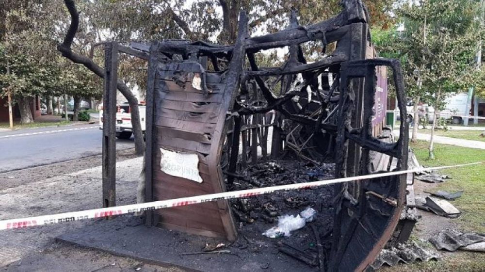 Incendiaron el Ecopunto de la plaza Aristbulo del Valle