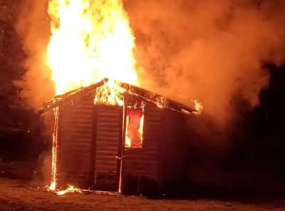 Incendiaron una cabaña de ATE en El Bolsón y desde el gremio aseguran que tiene que ver con los reclamos de soberanía sobre Lago Escondido