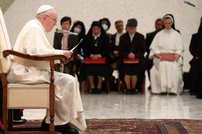 Cinco razones por las que los ancianos son insustituibles para transmitir la historia y la fe, según el Papa