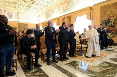 5 pistas del Papa para saber “mirar más allá” (en un discurso a los religiosos maristas)