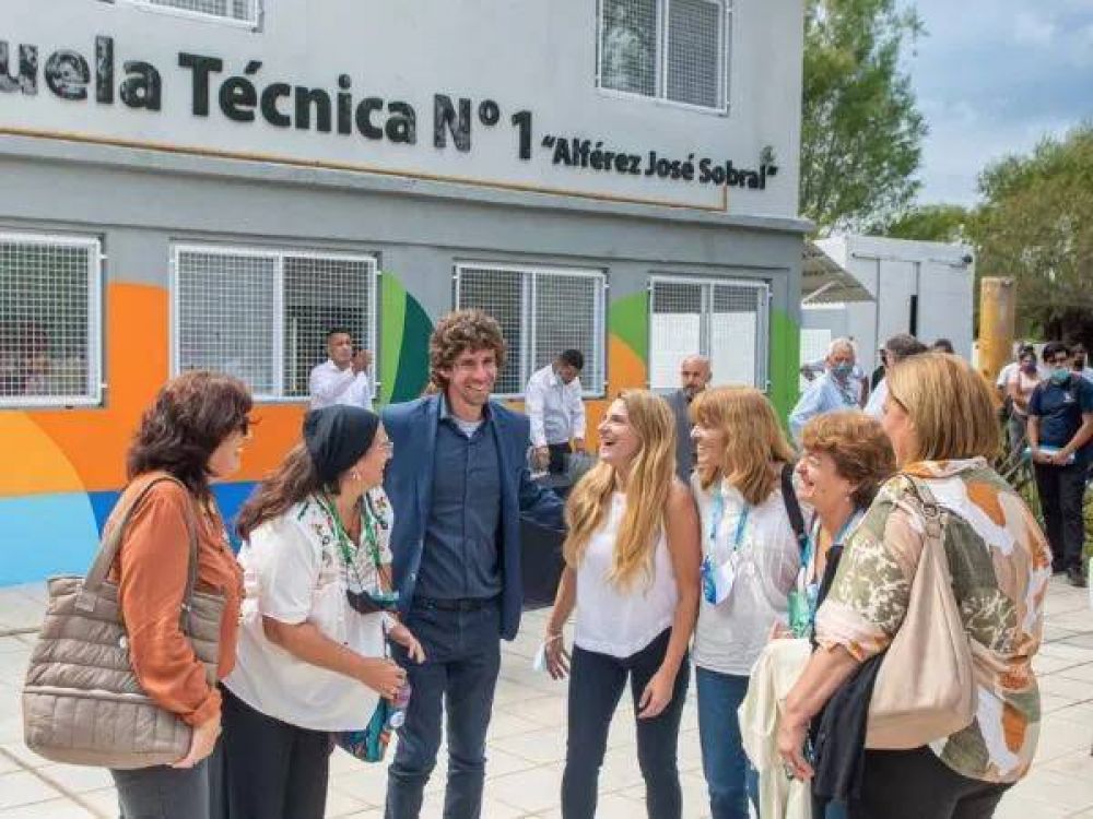 Juan Andreotti y Axel Kicillof inauguraron la Escuela Tcnica N1 de Islas renovada por el Municipio