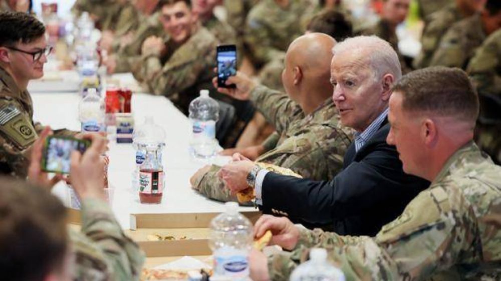 Joe Biden y el Ejrcito de Estados Unidos confan en un agua mineral espaola para su misin en Ucrania