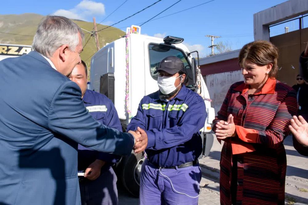 Morales entreg en Volcn un camin compactador para mejorar la Gestin de Residuos