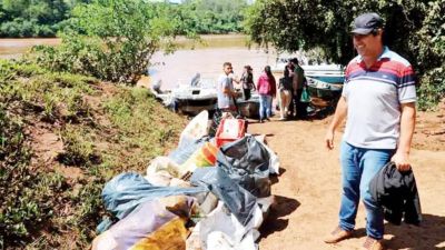 Recolectan tres toneladas de basura del río Uruguay