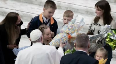 El Papa Francisco bendice en el Vaticano a ni�os ucranianos refugiados en Italia